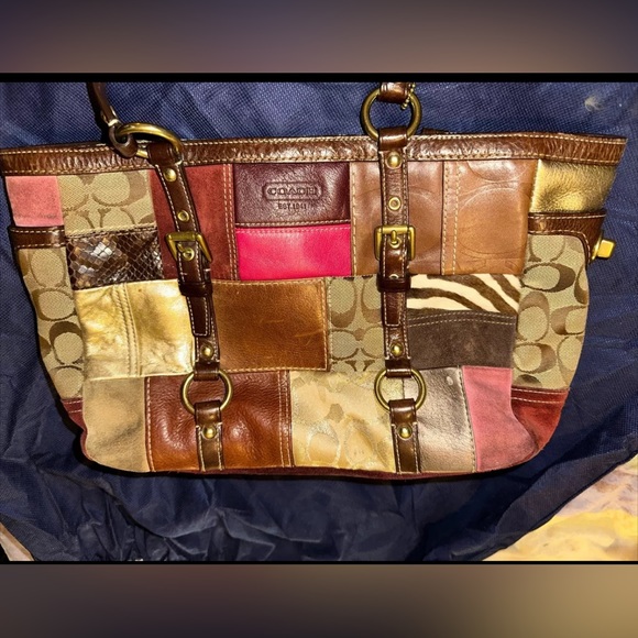 COACH- Vintage LEGACY bag.  Limited Holiday Release.  VERY nice pre-loved bag. - Picture 7 of 15